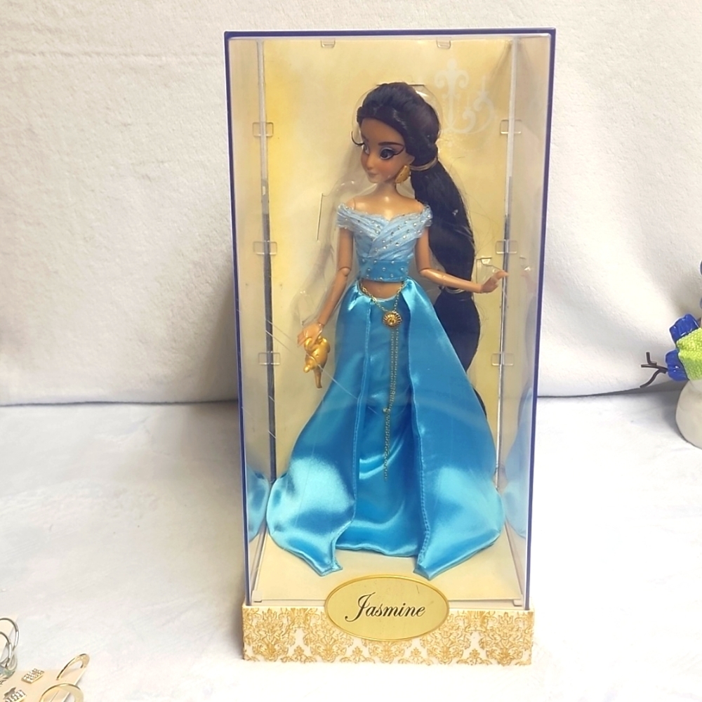 Disney Exclusive Jasmine Collectors Doll on Case w/ Certificate of Authenticity